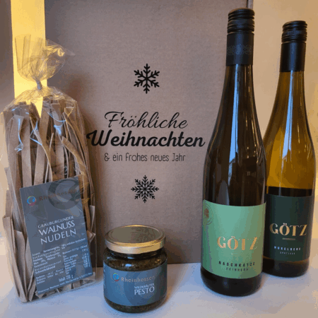 Genusspaket Lieblich vom Weingut Götz mit Naschkatze Cuvée, Huxelrebe Spätlese, Walnuss-Nudeln und Wildkräuter-Pesto und Geschenkverpackung "Weihnachten"