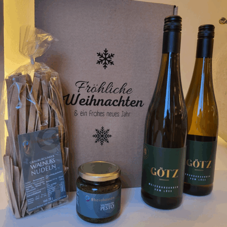 Genusspaket Lieblich vom Weingut Götz mit Weissburgunder vom Löss, Grauburgunder vom Löss, Walnuss-Nudeln und Wildkräuter-Pesto mit Geschenkverpackung "Weihnachten"